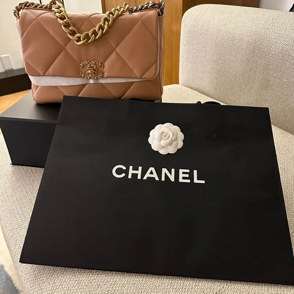 Chanel 19 large ( not maxi ) - Picture 2 of 16